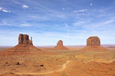 ABD 'deki ziyaretçi merkezinden görülen anıt vadisinin manzaralı manzarası