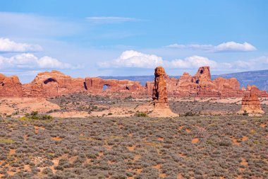Arches Ulusal Parkı, ABD 'deki dengeli kayaya manzara