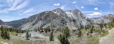 Yosemite Ulusal Parkı bölgesindeki Tioga Dağları manzaralı geçidi