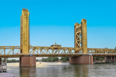 Sacramento, ABD 'de mavi gökyüzü altındaki tarihi altın köprü