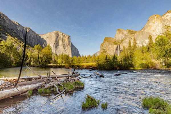 Merced River Med Berømte Rock Captain Yosemite Valley Sommerdag - Stock-foto