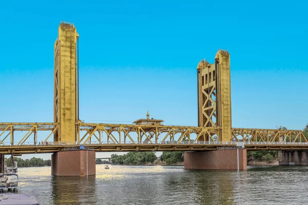 米国サクラメントの青い空の下の歴史的な黄金の橋 — ストック写真