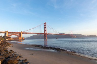 Şafak vakti San Francisco 'da altın kapı köprüsü