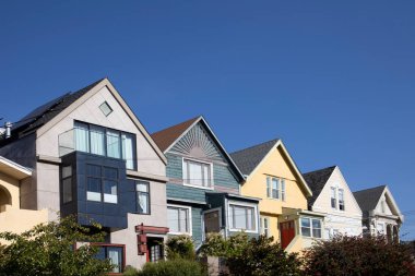 San Francisco, ABD 'de tipik renkli ahşap evler