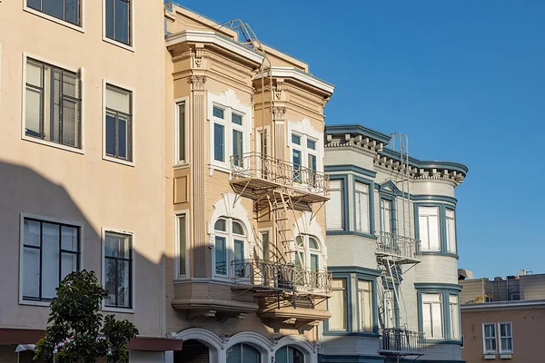 Stare Domy Centrum San Francisco Jasnym Świetle — Zdjęcie stockowe