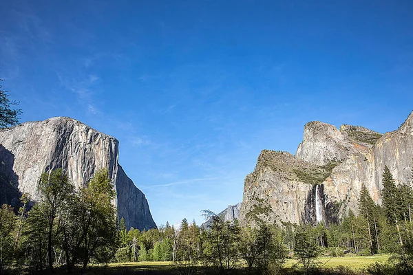 Schilderachtig Uitzicht Yosemite Vallei Naar Bergen Van Capitan Kathedraal Rots — Stockfoto