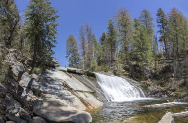 Tuolumne nehrinin şelalesi Yosemite Ulusal Parkı, ABD