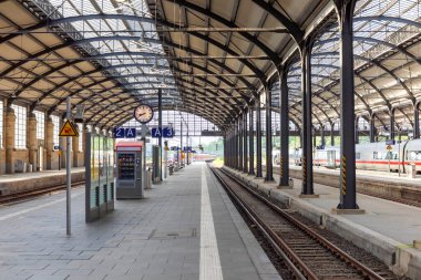 Wiesbaden, Almanya - 13 Mayıs 2022: Wiesbaden, Almanya 'daki tarihi tren istasyonu.