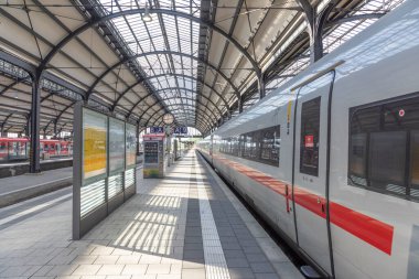 Wiesbaden, Almanya - 13 Mayıs 2022: Wiesbaden, Almanya 'daki tarihi manzaralı tren istasyonu..
