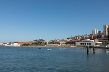 San Francisco, ABD - 18 Mayıs 2022: San Francisco 'da modern binalar ve geleneksel evler ile panoramik manzara, ABD