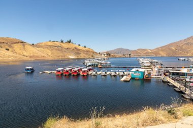 Three Rivers, ABD - 21 Mayıs 2022: Kaweah Gölü 'ndeki iskelede tekneler turistler için kiralıktır..
