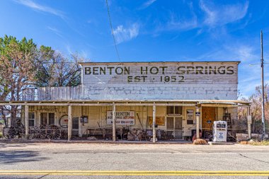 Benton, ABD - 3 Haziran 2022: Eski terk edilmiş ve kapalı benzin istasyonu Benton, Nevada, ABD.