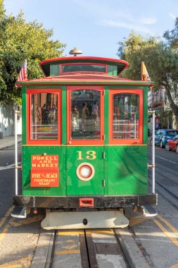 San Francisco, ABD - 7 Haziran 2022: Tarihi Cable Car Powell Hyde Line, ABD 'nin Kaliforniya eyaletinin merkezindeki Market Street' teki Powell Street terminalinde..
