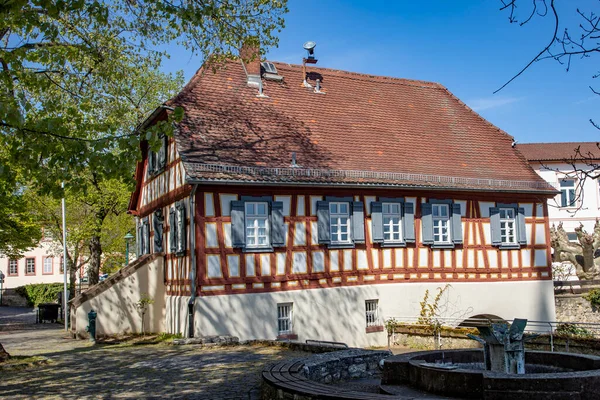ドイツ ホーヒハイム 2021年4月25日 ホーヒハイムにある古い歴史的な半木造の聖職者の家 現在はホーヒハイム市が所有している — ストック写真