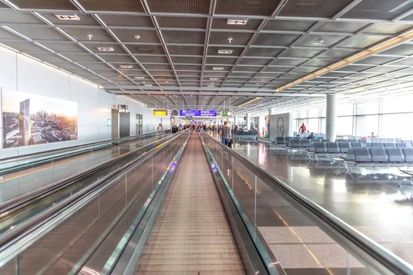 Франкфурт Германия Мая 2022 Года Люди Спешат Терминал Аэропорта Франкфурте — стоковое фото