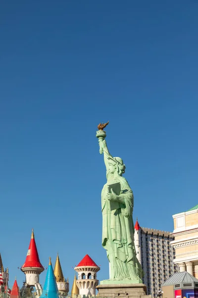 美国拉斯维加斯 2022年5月25日 位于内华达州天堂市拉斯维加斯大道南部的纽约 纽约酒店和赌场的自由女神像 — 图库照片