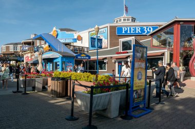 San Francisco, ABD - 18 Mayıs 2022: İnsanlar Balıkçı İskelesi 'ndeki PIER 39' un tadını çıkarıyor.