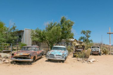 Oatman, ABD - 26 Mayıs 2022: Oatman yakınlarındaki bir yunkyard 'da tarihi araba enkazı, ABD