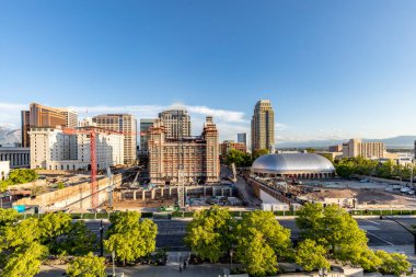 Salt Lake City, ABD - 28 Mayıs 2022: Mormon Kongre Salonu 'nun yeşil çatısına sahip Salt Lake City şehir merkezine bakın..