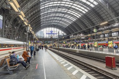 Frankfurt, Almanya - 15 Şubat 2022: İnsanlar Frankfurt Tren İstasyonu 'ndaki trene yetişmek için acele ediyorlar. Tarihi tren istasyonu 1898 civarında klasik tarzda inşa edildi..