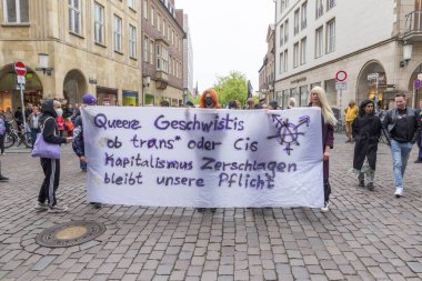 Muenster, Almanya - 29 Nisan 2022: Mnster 'da 50 yıl önce eşcinseller için eşit haklar için yapılan ilk Alman gösterisini hatırlamak için yapılan Queere gösterisi.