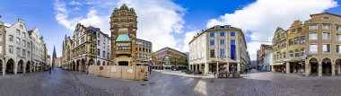 Muenster, Almanya - 30 Nisan 2022: Muenster 'daki Prinzipal markt engl' de panoramik manzaralı eski tarihi evlerin cephe manzarası: Muenster prensinin karesi.