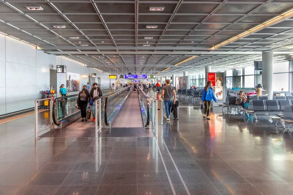 德国法兰克福 2022年5月17日 人们在法兰克福机场候机楼赶到登机门等待飞机起飞 — 图库照片