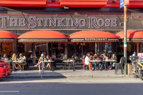 San Francisco, ABD - 18 Mayıs 2022 Kokuşmuş Gül. Kaliforniya merkezli bir restoran. Tüm yemeklerinde sarımsak kullanmasıyla ünlüdür.