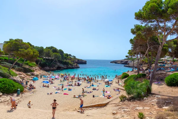 Cala d 'Or, İspanya - 22 Haziran 2022: İnsanlar Cala d' or 'daki Esmeralda plajında yüzmeyi ve dinlenmeyi seviyorlar..