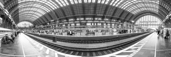 Frankfurt Alemanha Fevereiro 2022 Pessoas Apressam Para Trem Estação Ferroviária — Fotografia de Stock