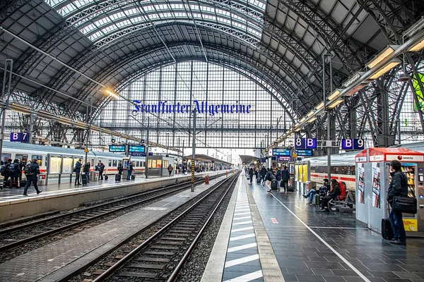 Frankfurt Duitsland Februari 2022 Mensen Haasten Zich Naar Trein Het — Stockfoto