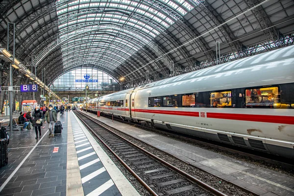 Frankfurt Februar 2022 Frankfurter Bahnhof Eilen Menschen Zum Zug Der — Stockfoto