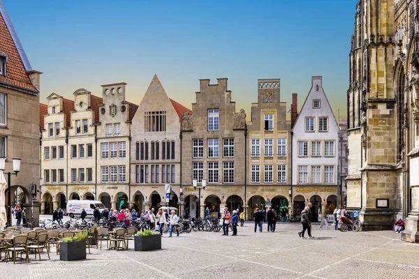 德国穆恩斯特 2022年4月29日 位于穆恩斯特的王子广场 Prinzipal Markt Engl Square Prince Muenster 的古老历史建筑的全景立面景观 — 图库照片