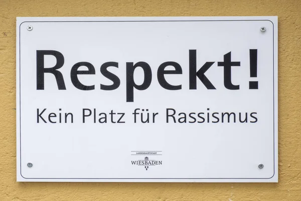 Wiesbaden Německo Května 2022 Cedule Respekt Kein Platz Fuer Rassismus — Stock fotografie
