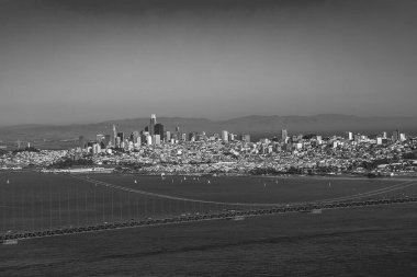 Açık mavi gökyüzü altında Altın Kapı Köprüsü ve San Francisco 'ya bakın