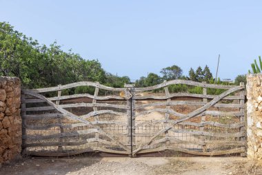 İspanya, Mallorca 'da bir çiftliğin tipik ahşap kapısı