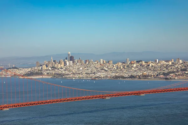 Açık Mavi Gökyüzü Altında Altın Kapı Köprüsü San Francisco Bakın — Stok fotoğraf