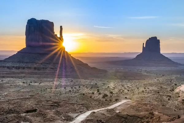 Vista Panorâmica Para Vale Monumento Com Mitene Butte Céu Azul — Fotografia de Stock