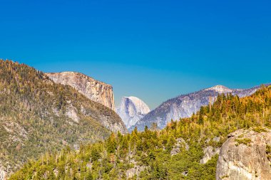 El captan ve yarım kubbeli Yosemite Vadisi manzarası, ABD