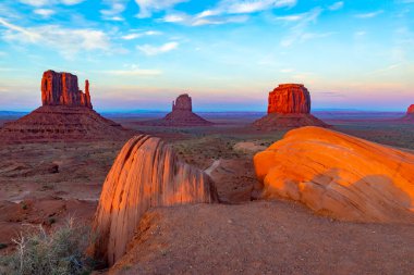 Monument Vadisi 'nin batı eldiveni manzarası.
