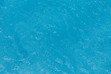 Havuzdaki yansıma kokulu mavi suyun ayrıntıları.