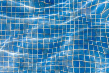 Küçük fayanslı havuzda su yansımasının ayrıntıları