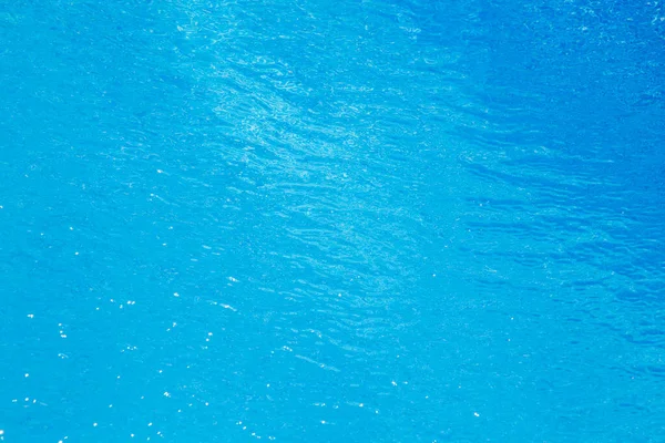 Detalhe Reflexão Água Piscina Com Telhas Pequenas — Fotografia de Stock