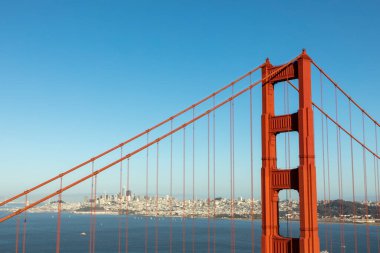 Şafak vakti San Francisco 'da altın kapı köprüsü