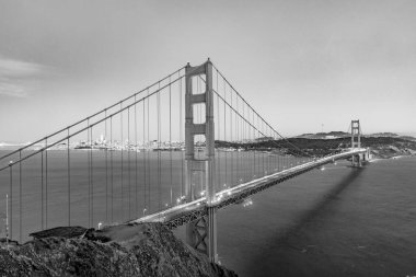 Şafak vakti San Francisco 'da altın kapı köprüsü