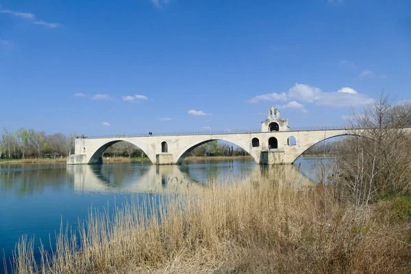 法国阿维尼翁罗纳河上的Saint Benezet桥 — 图库照片