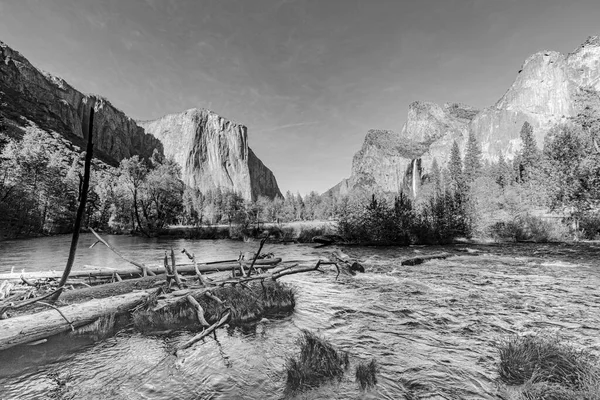 Río Merced Con Famosa Roca Capitán Valle Yosemite Día Verano — Foto de Stock