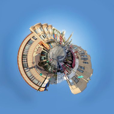 San Francisco, ABD - 18 Mayıs 2022: San Francisco şehir merkezinde Transamerica Piramidine bakan eski evler.