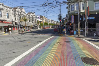 San Francisco, ABD - 18 Mayıs 2022: Kentsel alandaki homoseksüellere cinsel toleransın sembolü olarak gökkuşağı yaya geçidi.