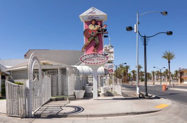 Las Vegas, ABD - 24 Mayıs 2022: Hızlı evlilikler için arka planda Elvis Presley ve küçük beyaz şapelin resmiyle düğün şapelini imzalayın.